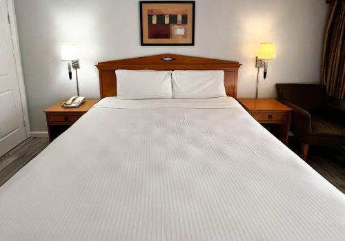 King Room - Non-Smoking room in Motel 6 San Francisco CA Lombard Street