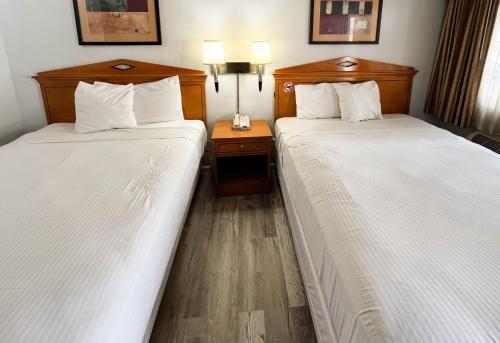 Queen Room with Two Queen Beds - Non-Smoking room in Motel 6 San Francisco CA Lombard Street