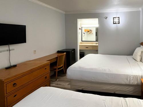 Queen Room with Two Queen Beds - Non-Smoking image 4