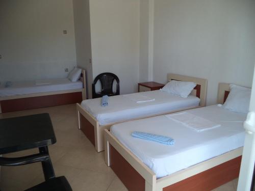 3 twin beds