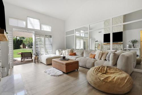 RARE Poolside - LUXE 1BR King, Pool, EV station, Palm Desert (foto 2)