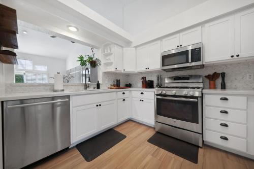 RARE Poolside - LUXE 1BR King, Pool, EV station, Palm Desert (foto 7)