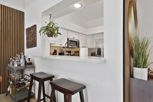 RARE Poolside - LUXE 1BR King, Pool, EV station, Palm Desert (foto 5)