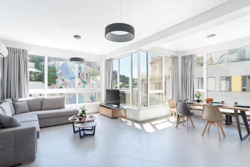 Chic New Apt with Acropolis View in Monastiraki, Афины