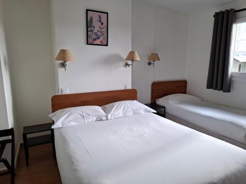 1 double bed, 1 twin bed