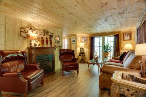 Mtn-View Warne Cabin Hot Tub, Wine Cabinet! in Warne, USA