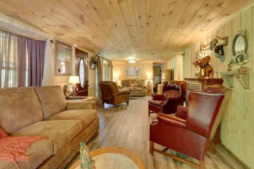 Mtn-View Warne Cabin Hot Tub, Wine Cabinet! in Warne, USA