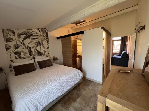 1 queen bed, 1 double bed