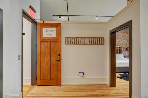 Luxe 220, Unit 2 - Front Street Suite