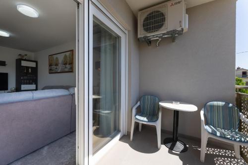 One-Bedroom Apartment image 6