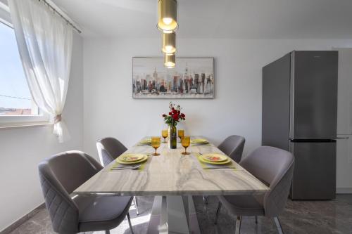One-Bedroom Apartment image 5