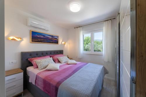 One-Bedroom Apartment image 4