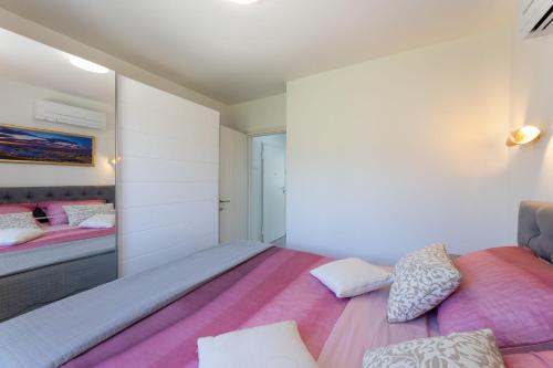One-Bedroom Apartment image 3