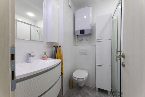 One-Bedroom Apartment image 1