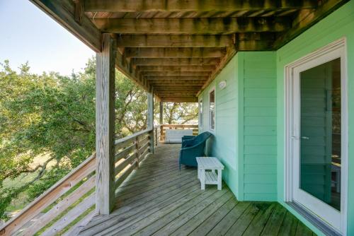 Quiet Hatteras Duplex With Decks ~ 1 Mile To Beach - Hatteras, NC