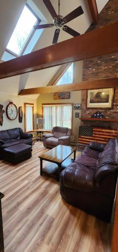 Mystic, Foxwoods, Beaches, Waterpark, Hells Kitchen! in North Stonington