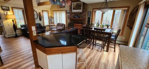 Mystic, Foxwoods, Beaches, Waterpark, Hells Kitchen! in North Stonington