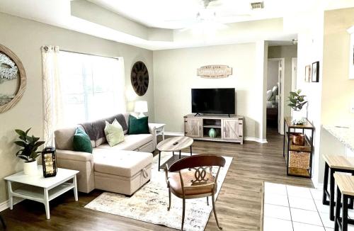 Peaceful Haven 2BR 1BA in Quiet Neighborhood in Nederland (Texas)