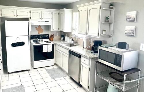 Peaceful Haven 2BR 1BA in Quiet Neighborhood in Nederland (Texas)