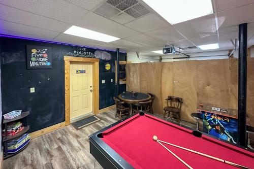 Creekside Sevierville Cabin Game Room and Hot Tub! in Sevierville, USA