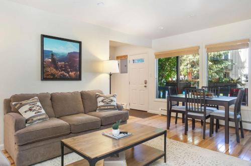 Cozy Vail Condo with Fireplace Close to Ski Lifts in Vail, USA