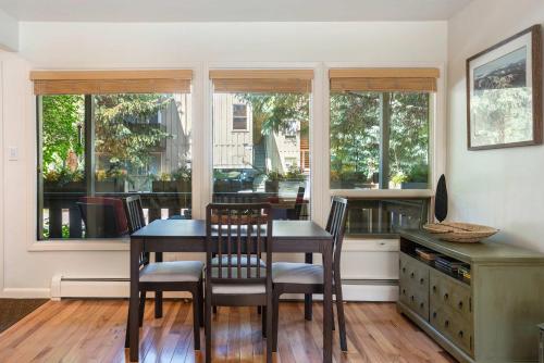 Cozy Vail Condo with Fireplace Close to Ski Lifts in Vail, USA