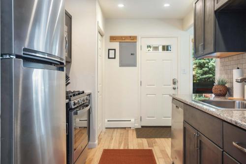 Cozy Vail Condo with Fireplace Close to Ski Lifts in Vail, USA