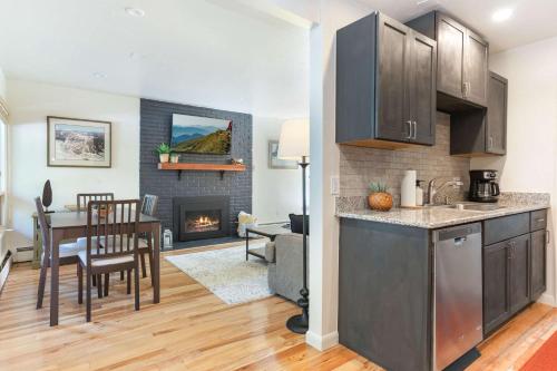 Cozy Vail Condo with Fireplace Close to Ski Lifts in Vail, USA