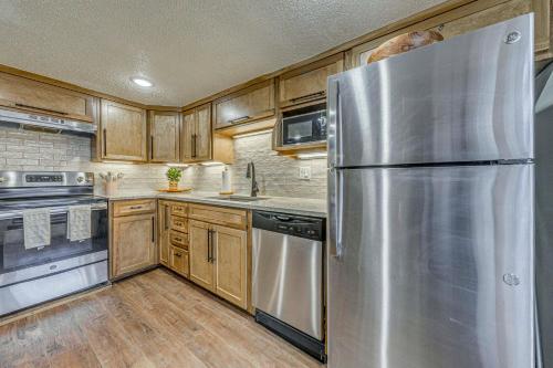 Retreat with Hot Tub and 2 Kitchens for Large Groups! - image 6
