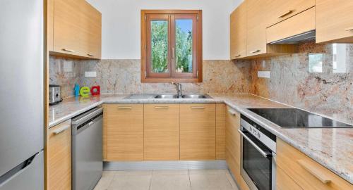 virtuve, Beautiful Apartment BJ12 with Amazing Sea Views, Aphrodite Hills in Kuklija