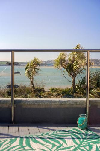 Bijou Beachfront Gem, Rock in Polzeath