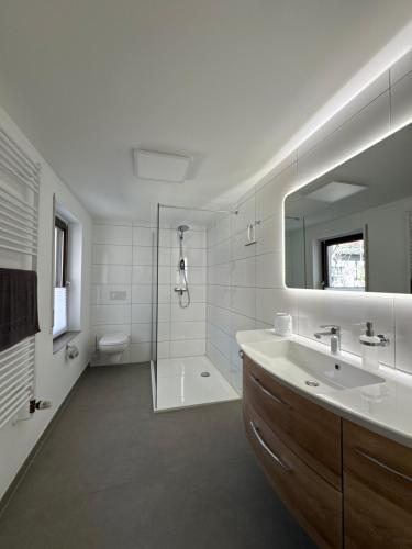 Vannas istaba, Ferienwohnung im Haus am See in Seeblick