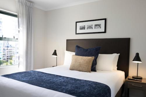 One-Bedroom Apartment image 7