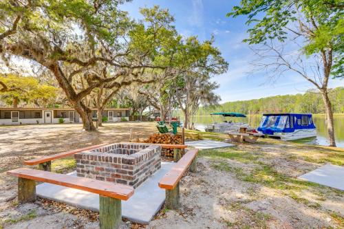 Dock and Fire Pit Scenic Studio on Suwannee River! in ชิฟแลนด์ (FL)