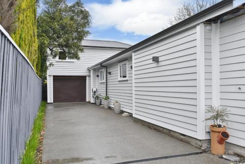 Exterior view, Studio Retreat with EV & off street Parking in Burnside