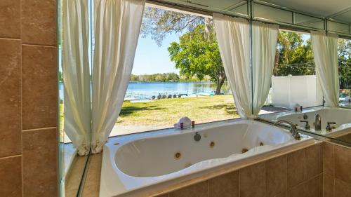 Lakefront Retreat - Boat - Fish - Close to all Orlando Parks - Disney - Universal - SeaWorld in 奧蘭多東部