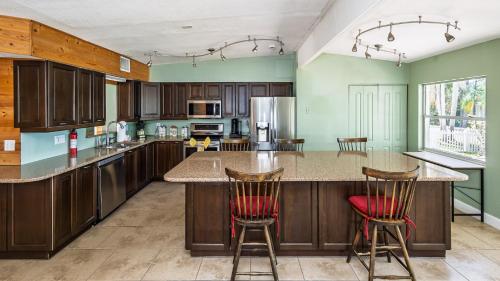 Lakefront Retreat - Boat - Fish - Close to all Orlando Parks - Disney - Universal - SeaWorld in 奧蘭多東部