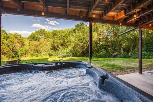 Glenwood Springs Mountain Getaway with Hot Tub and Riverfront Glenwood Springs Mountain Getaway with Hot Tub and Riverfront