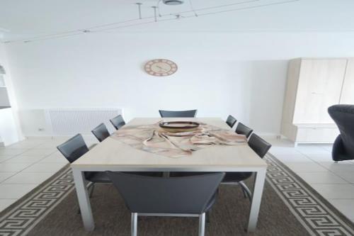 Apartment in Zeedijk with Sea Views