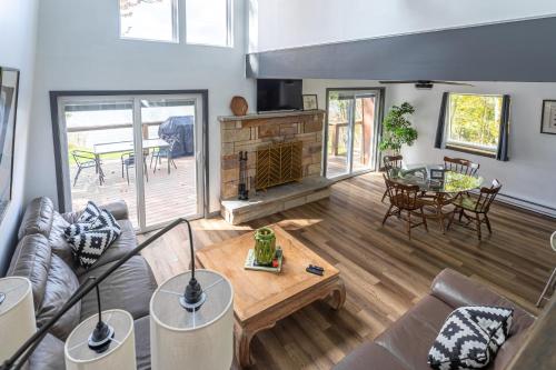 Lakeside Chalet 3BR Fire Pit Pet Friendly - image 7