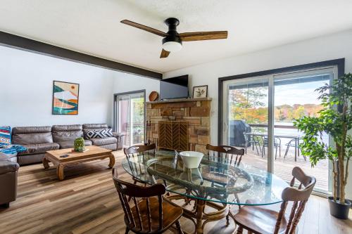 Lakeside Chalet 3BR Fire Pit Pet Friendly - image 3