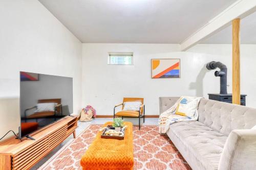 4BDR Hot Tub Game Room - image 3