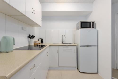 Superior One-Bedroom Apartment image 3