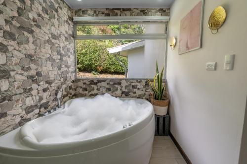 Ümbrus, House of Turri Suite Views Terrace & Jacuzzi in Turrialba