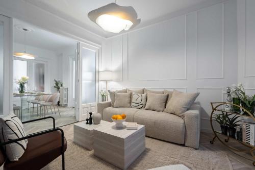 Refined & Spacious 3-Bedroom Flat Near Cismigiu, Balcony with Boulevard Views