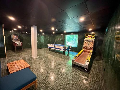 Seven Oaks Hot Tub Sauna POOL Game Room - image 2