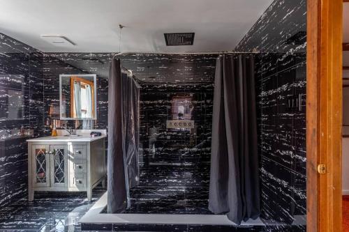 Seven Oaks Hot Tub Sauna POOL Game Room - image 4