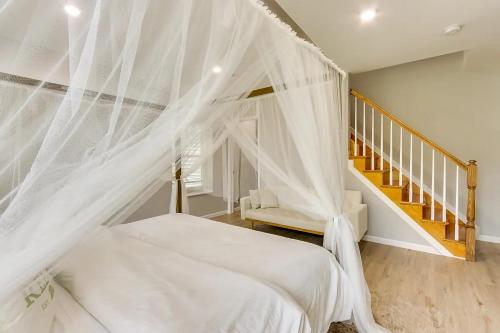 Spacious 6 Bedroom Home with NYC Access & Parking!