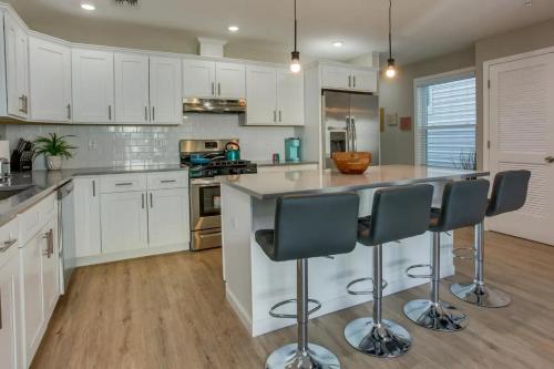 Spacious 6 Bedroom Home with NYC Access & Parking!