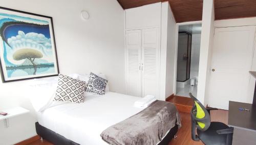 HABITACION 8 AMPLIA baño y balcón privado UNICENTRO